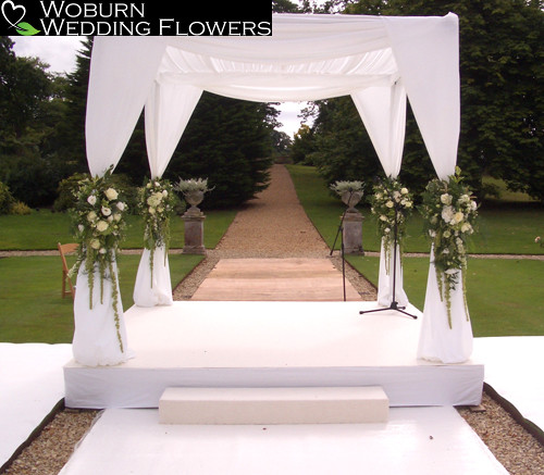Chuppah with hanging Trailing Amaranthus, Rose, Hydrangea and Lizzianthus at the Sculpture Gallery.